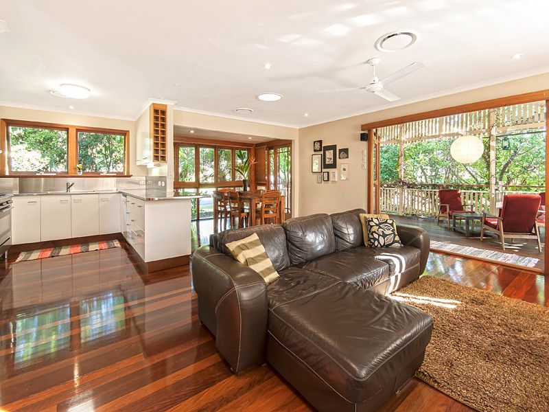 2 Silverstone Street, HOLLAND PARK WEST, QLD 4121