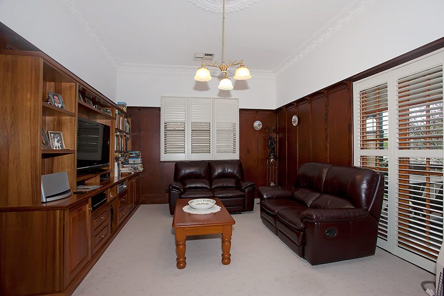 12 Christmas Street, NORTH TOOWOOMBA, QLD 4350