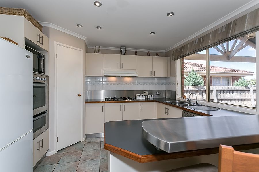 2 Fleetwood Circuit, MELTON WEST, VIC 3337
