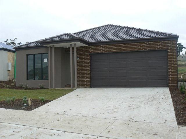 4 McGarvie Crescent, PAKENHAM, VIC 3810