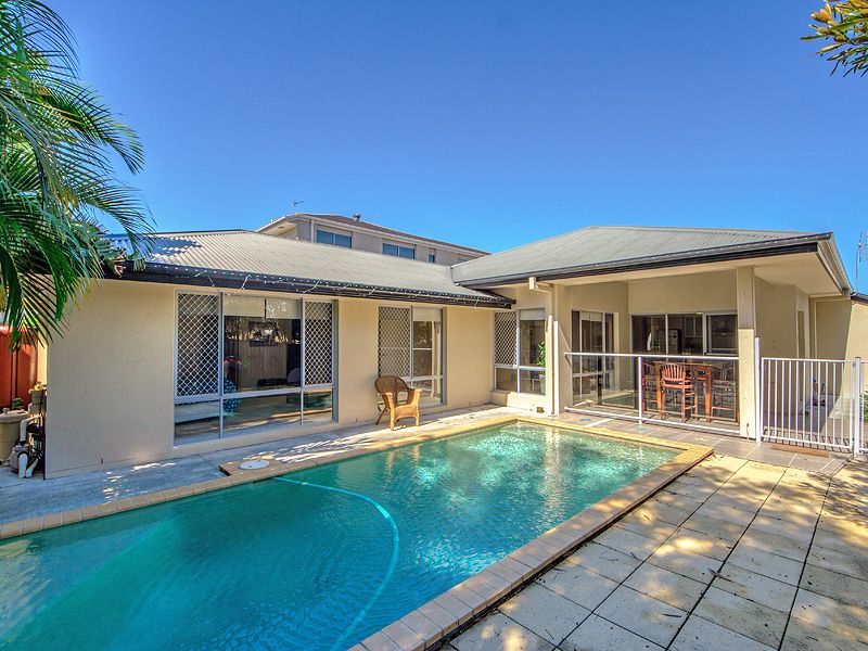 4 Riverbank Court, ASHMORE, QLD 4214