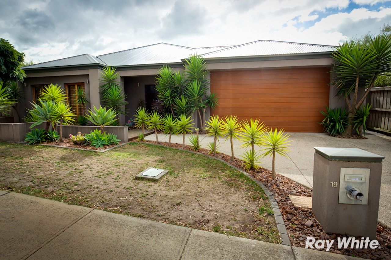 19 Pioneers Crescent, PAKENHAM, VIC 3810