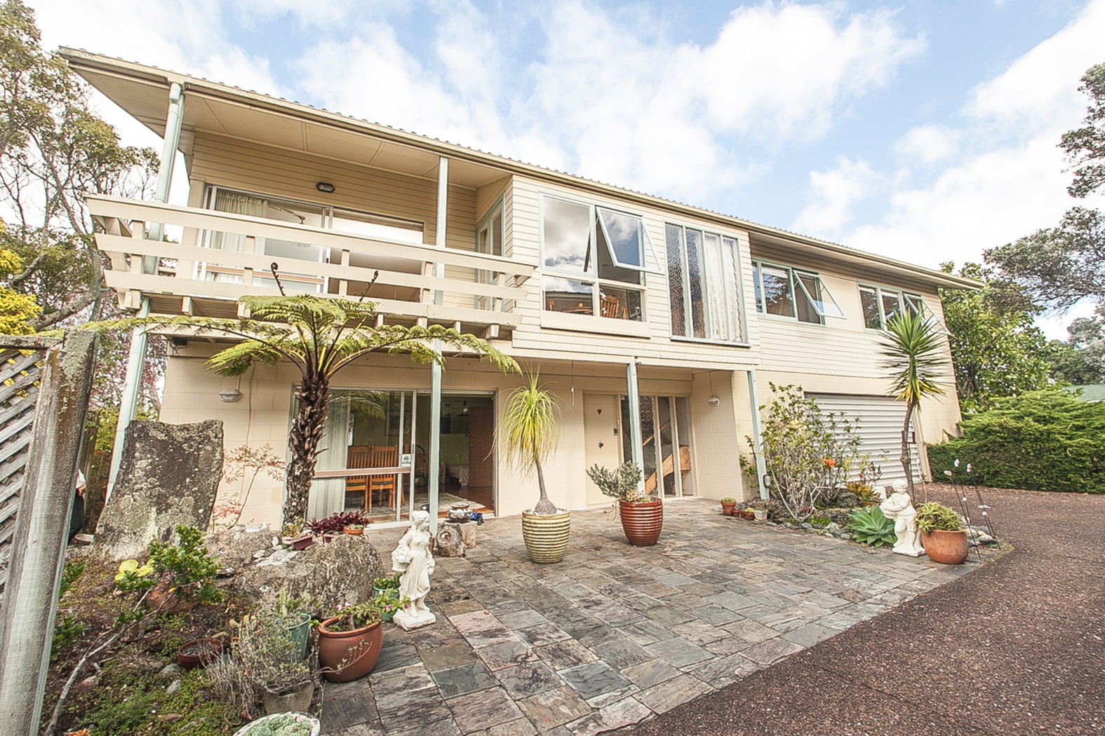 17 Knightsbridge Drive, FORREST HILL, North Shore City