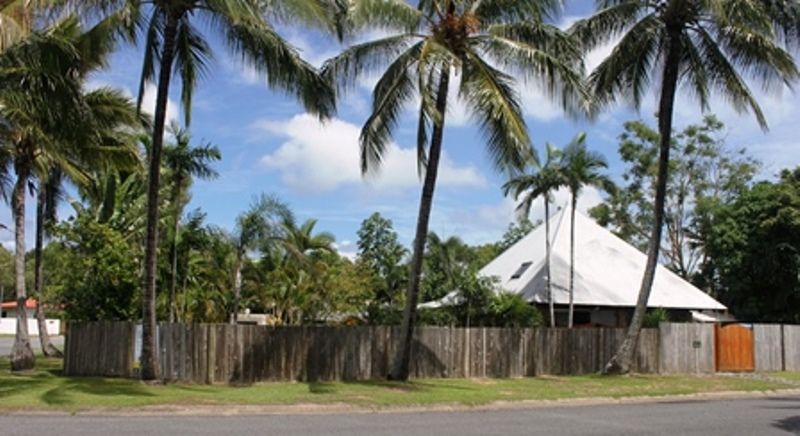 2 SAFFRON Close, HOLLOWAYS BEACH QLD 4878