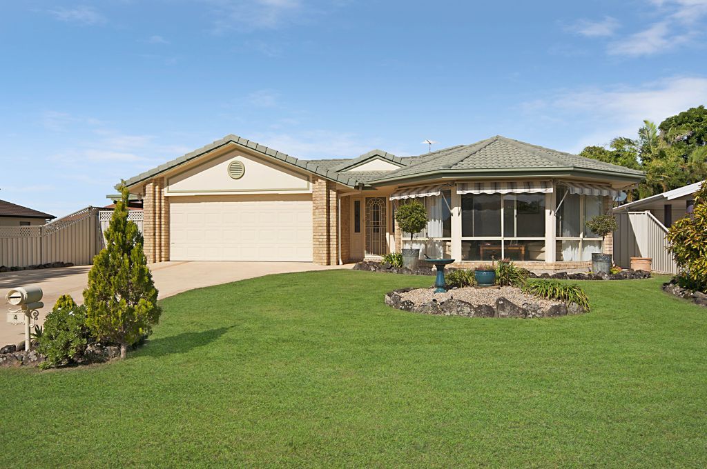 4 Edgewater Close, YAMBA NSW 2464