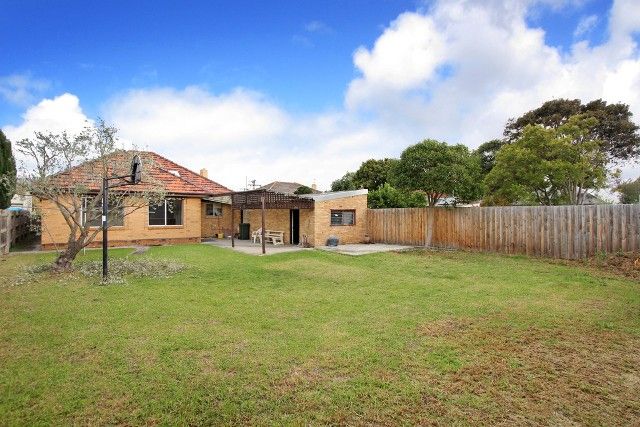 33 Lahona Avenue, BENTLEIGH EAST, VIC 3165