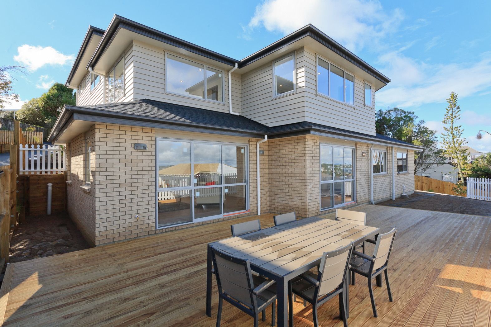 5A Hauraki Cresent, PINEHILL, North Shore City