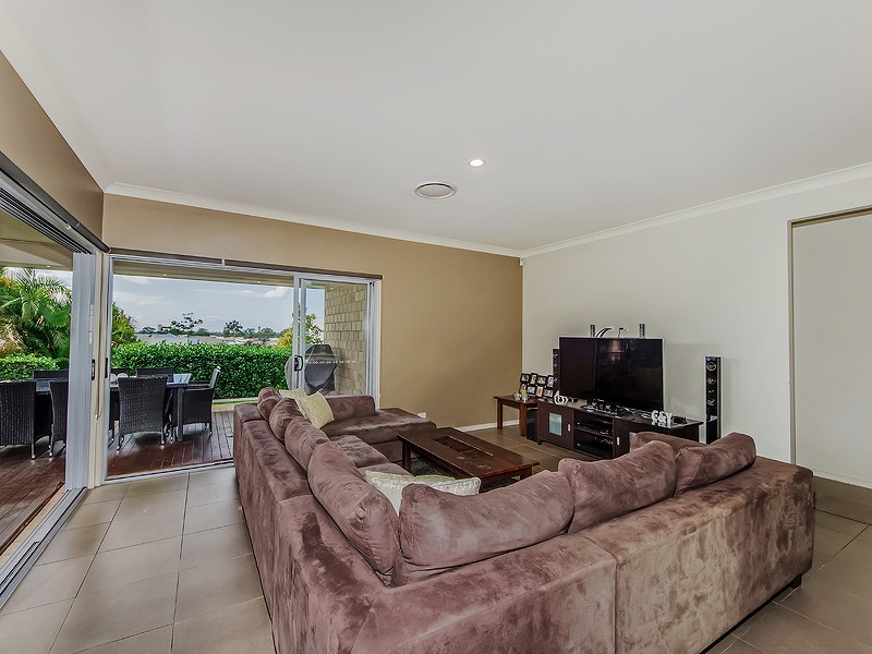 6 Campelles Avenue, VARSITY LAKES, QLD 4227