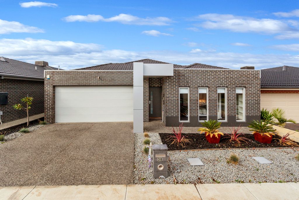 38 Stonegate Drive, WOLLERT VIC 3750
