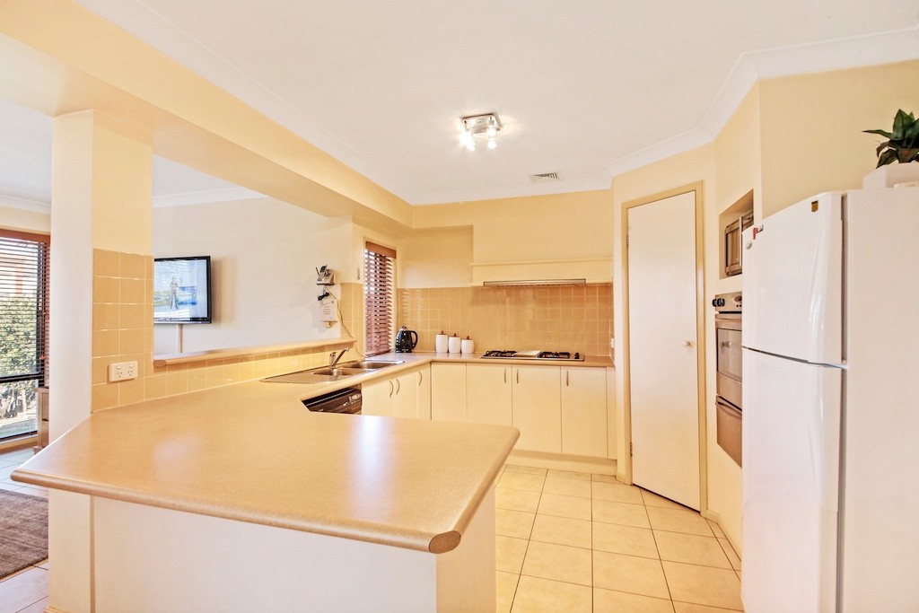 84 Carmichael Drive, WEST HOXTON, NSW 2171
