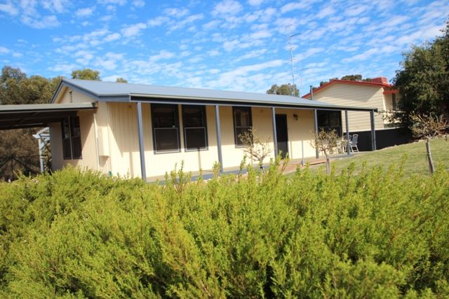 22 Kelly Street, CLARE SA 5453