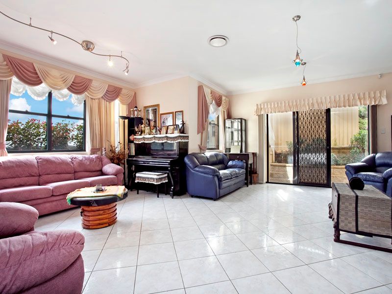 4 Regiment Grove, WINSTON HILLS, NSW 2153