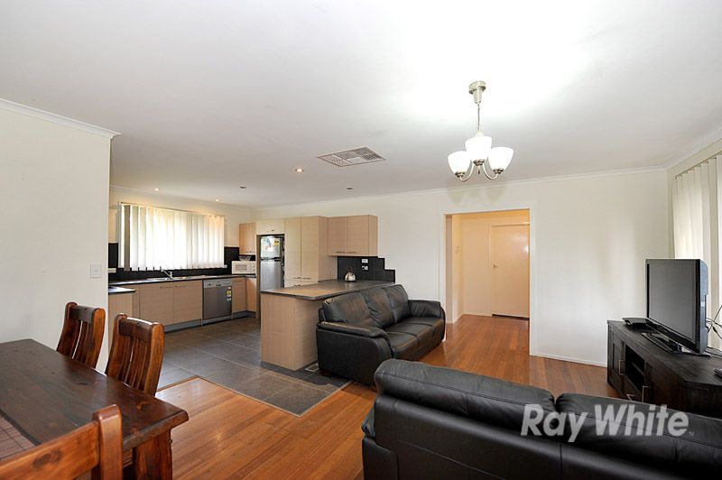 19 Silverton Drive, FERNTREE GULLY, VIC 3156