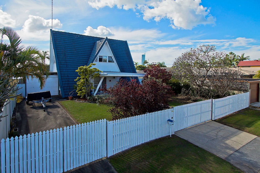 9 Monterey Court, BROADBEACH WATERS, QLD 4218