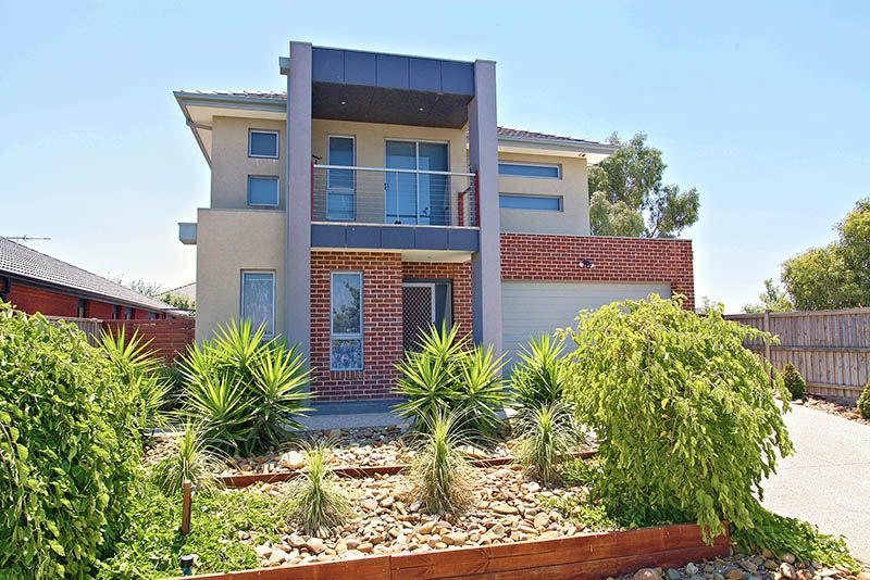 4 Woodbury Avenue, CAROLINE SPRINGS, VIC 3023