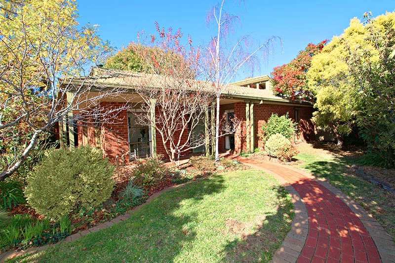 16 Golden Grove Court, TAYLORS LAKES, VIC 3038