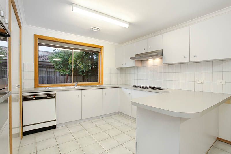 18 Verona Drive, TAYLORS LAKES, VIC 3038
