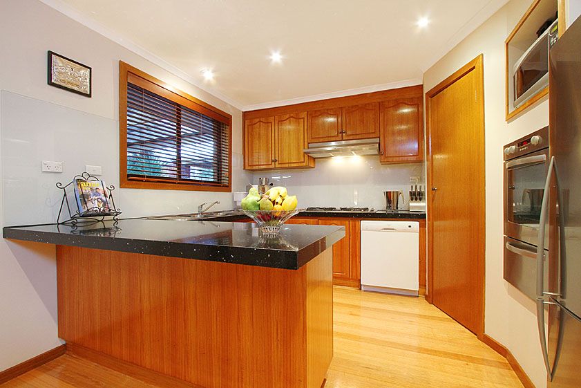 17 Hinkler Drive, MILL PARK, VIC 3082
