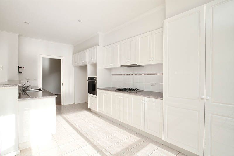 2 Palmerston Crescent, TAYLORS LAKES, VIC 3038