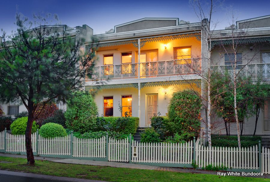 18 Westwood Drive, MILL PARK VIC 3082