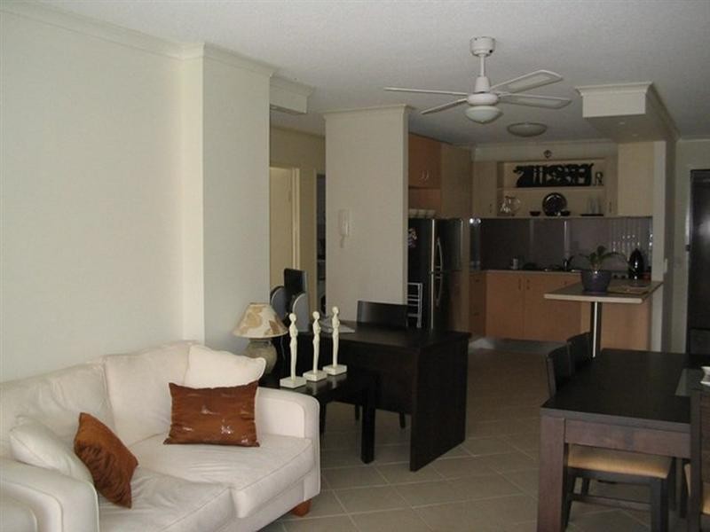 2/30 Chelsea Avenue, BROADBEACH, QLD 4218