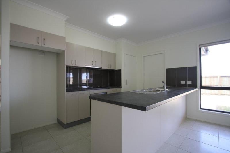 16 Rawlins Crescent, NORTH LAKES, QLD 4509