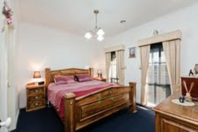 6 Sommeville Drive, ROXBURGH PARK, VIC 3064