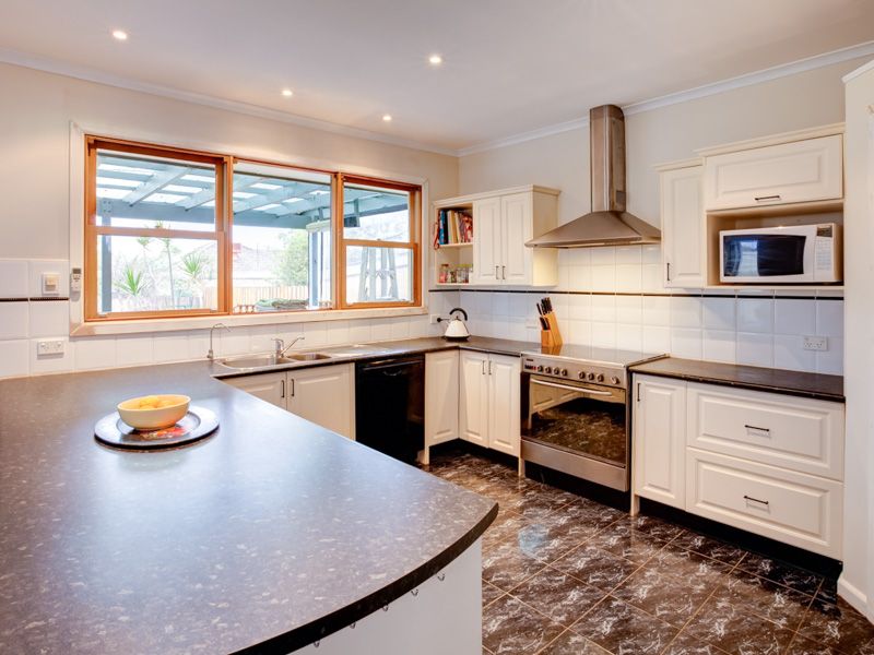 12 Moonda Grove, CHELTENHAM, VIC 3192