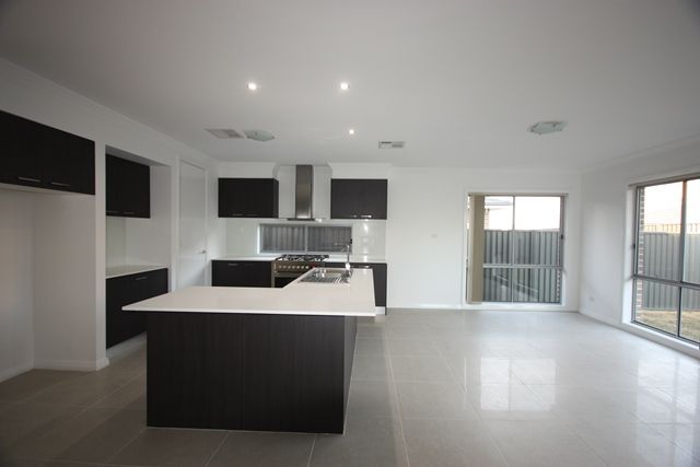 27 Horsley Circuit, ORAN PARK, NSW 2570