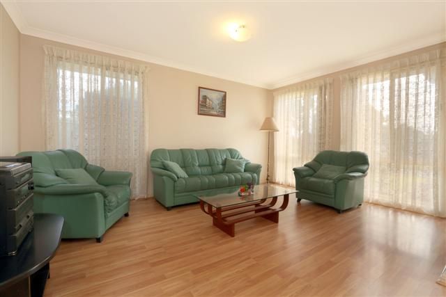 8 Bukari Way, GLENMORE PARK, NSW 2745