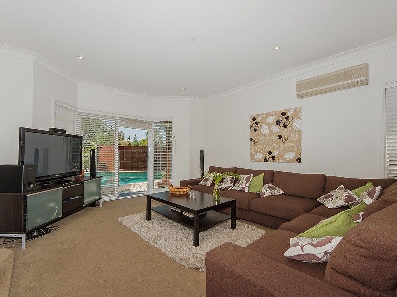 10 Woolmere Street, CARRARA, QLD 4211