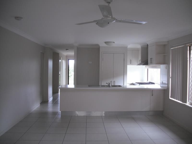 8 Flower Place, Richlands, QLD 4077