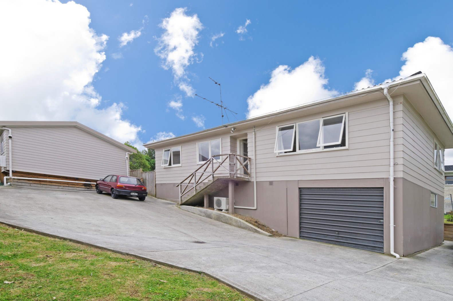 29 and 29a Simon Ellice Drive, GLENFIELD, North Shore City