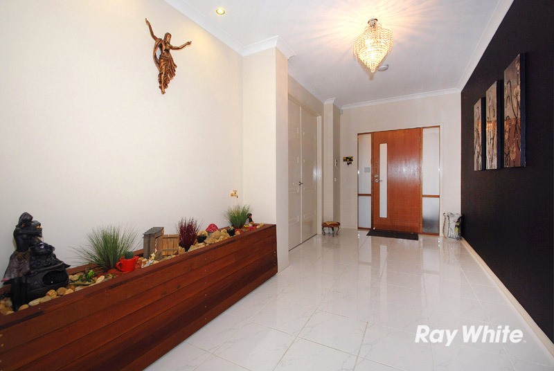 4 Elphin Close, LYNBROOK, VIC 3975