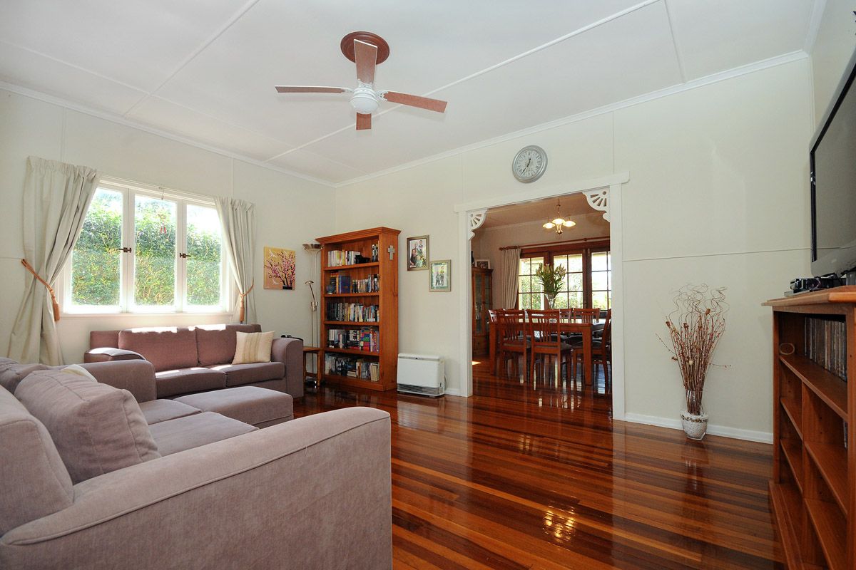 17 Patricia Street, MOUNT LOFTY, QLD 4350