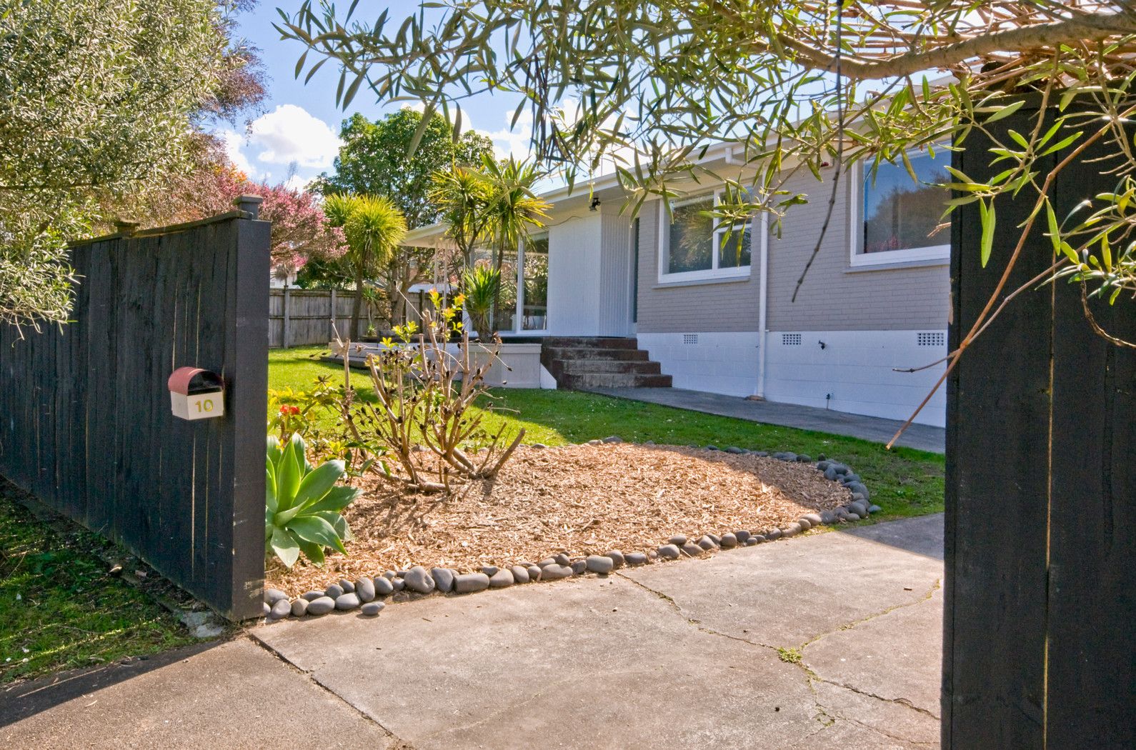 10 Whiteacres Drive, SUNNYHILLS, Manukau City