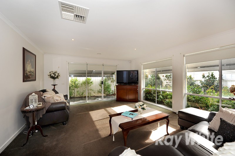 96 Sovereign Manors Crescent, ROWVILLE, VIC 3178