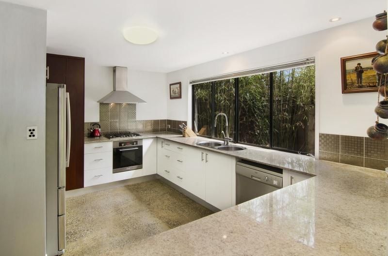 10 Hartfield Drive, BARDON, QLD 4065