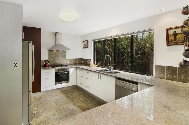 10 Hartfield Drive, BARDON, QLD 4065