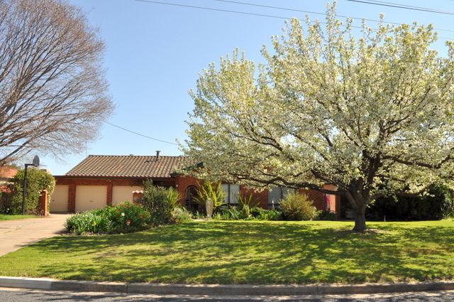 40 Balmoral Crescent, LAKE ALBERT NSW 2650
