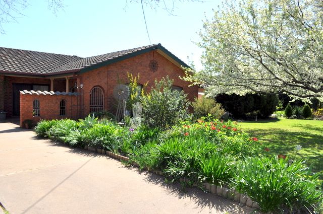 40 Balmoral Crescent, LAKE ALBERT, NSW 2650