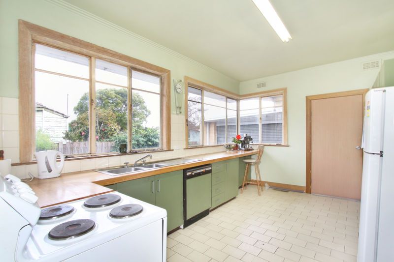 1562 Dandenong Road, OAKLEIGH EAST, VIC 3166