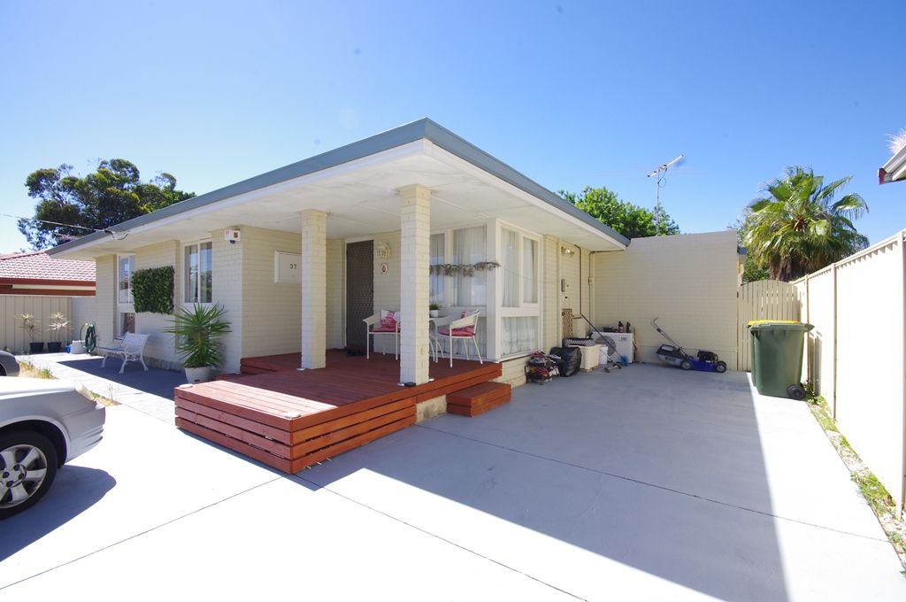 37 Tendring Way, GIRRAWHEEN WA 6064