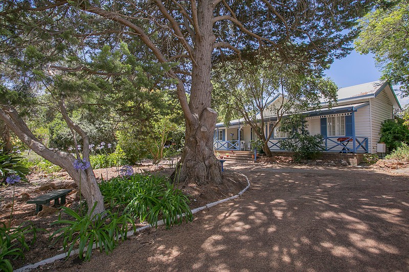 4 Burns Road, KALAMUNDA, WA 6076