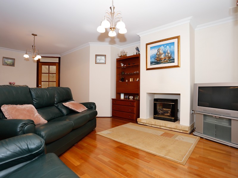 4 Falcone Crescent, SINAGRA, WA 6065