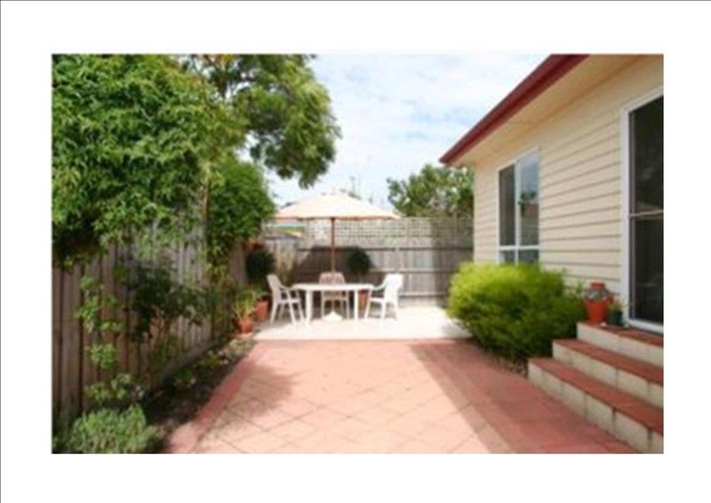 2/4 Eleebana Avenue, HUGHESDALE, VIC 3166