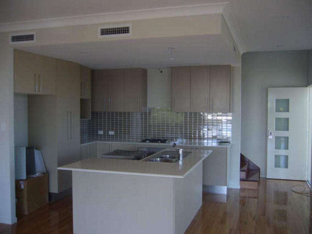 2 Lottie Street, GREENSLOPES, QLD 4120