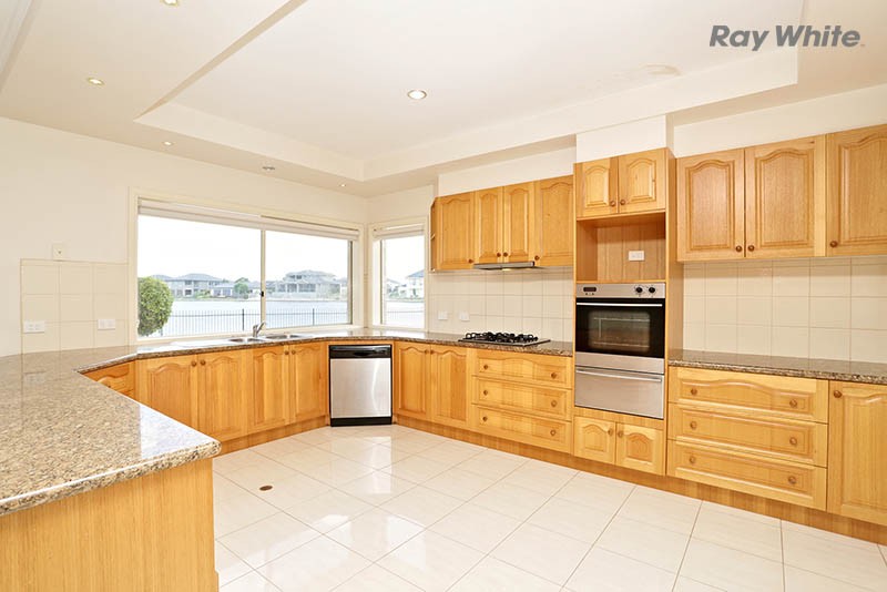 2 Waterford Court, SANCTUARY LAKES, VIC 3030