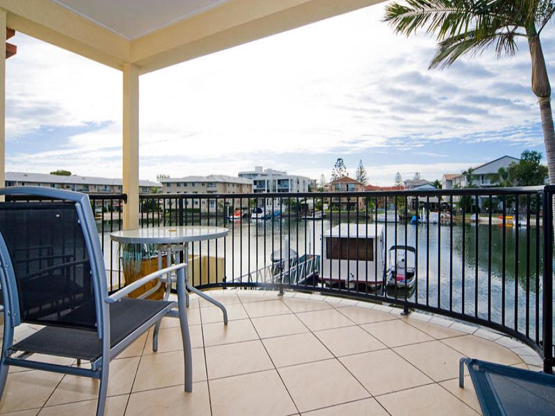 2/48  Vaggelas Crescent, BIGGERA WATERS, QLD 4216
