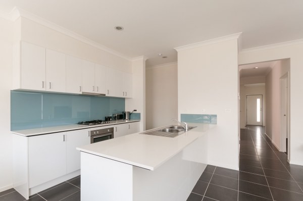 8 Clarendon Avenue, CRAIGIEBURN, VIC 3064